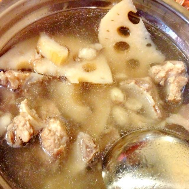 莲藕花生炖龙骨汤的做法