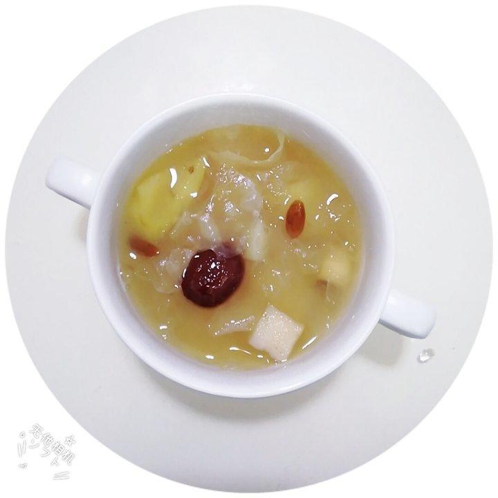 银耳菠萝红枣汤，甜甜的很养胃