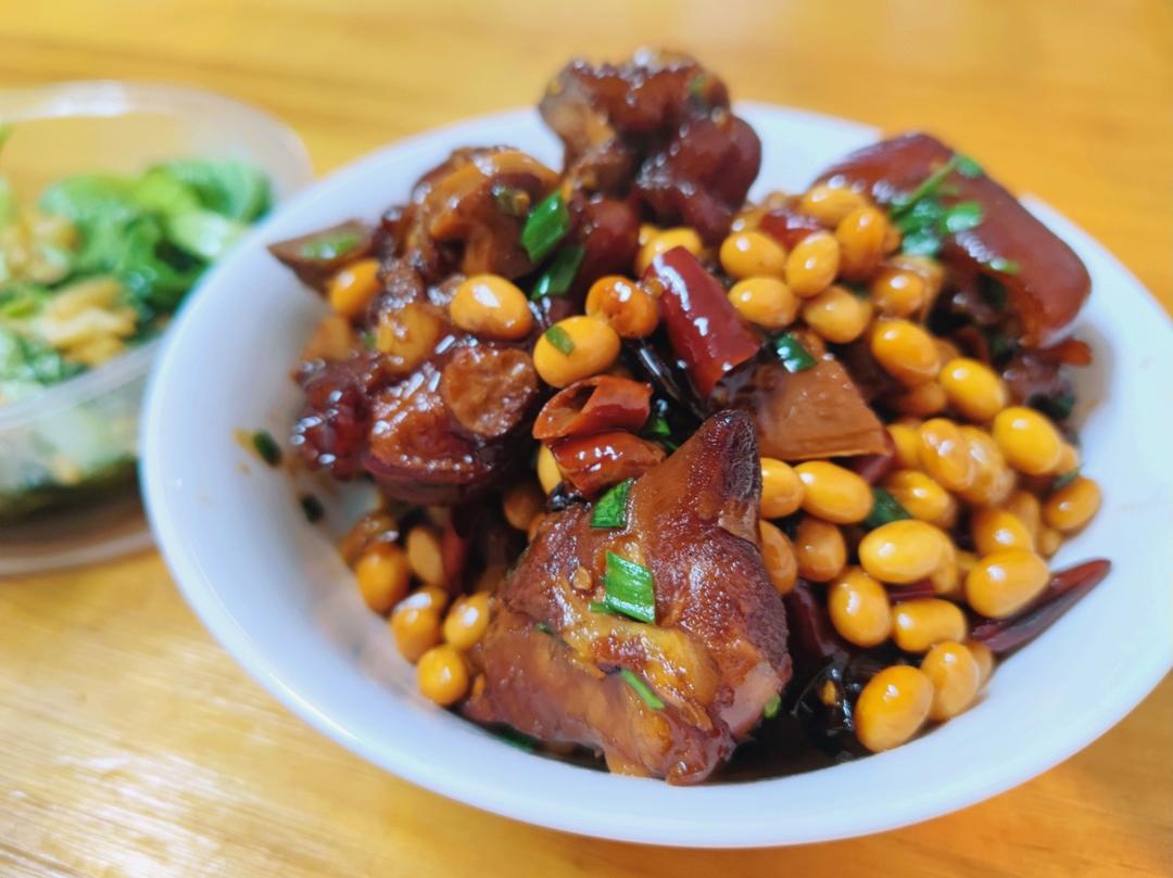 流口水的黄豆炖猪蹄