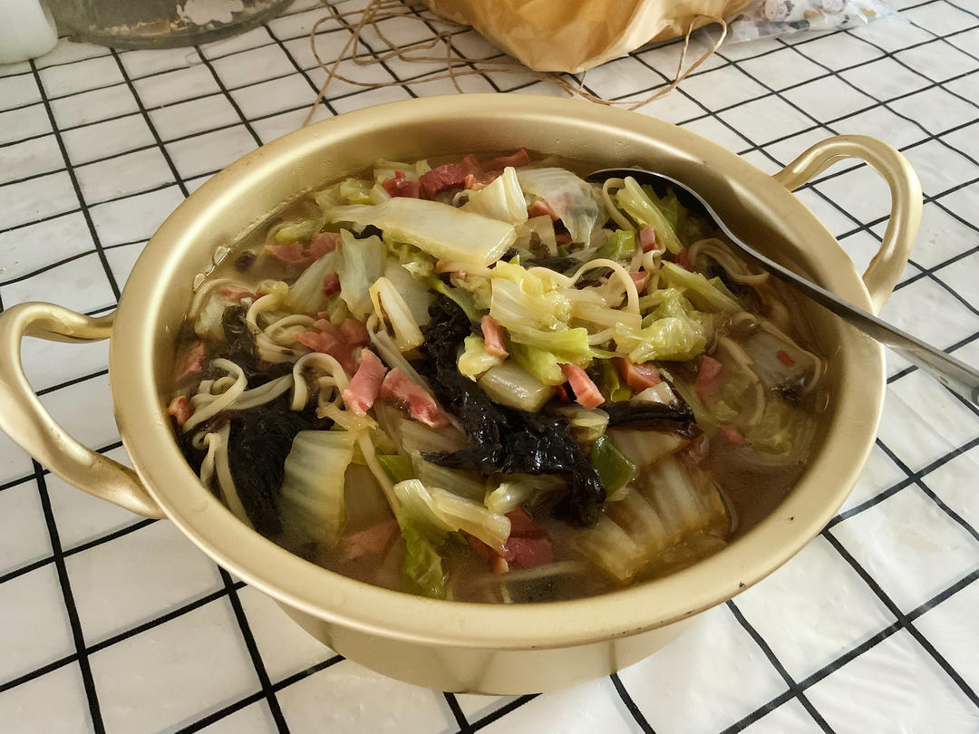 家常白菜挂面汤