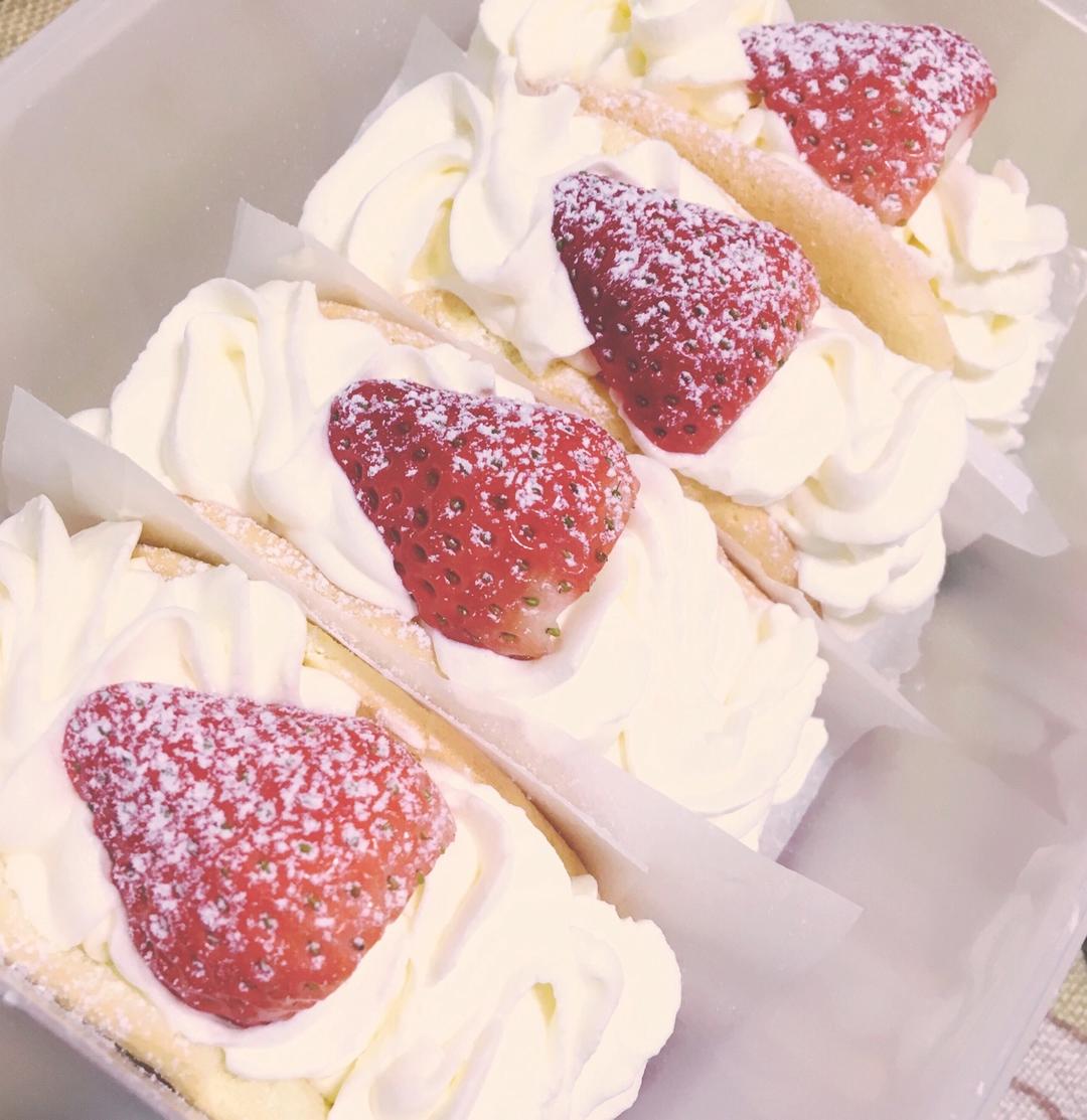 韩国最热门的甜品店Le Bread Lab的草莓蛋糕卷