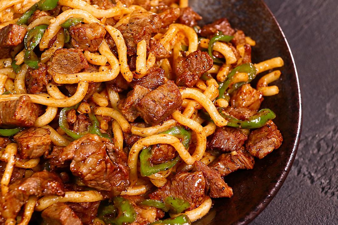 🔥秒杀路边摊的炒面㊙️制牛肉粒炒乌冬面～一口接一口停不下来‼️