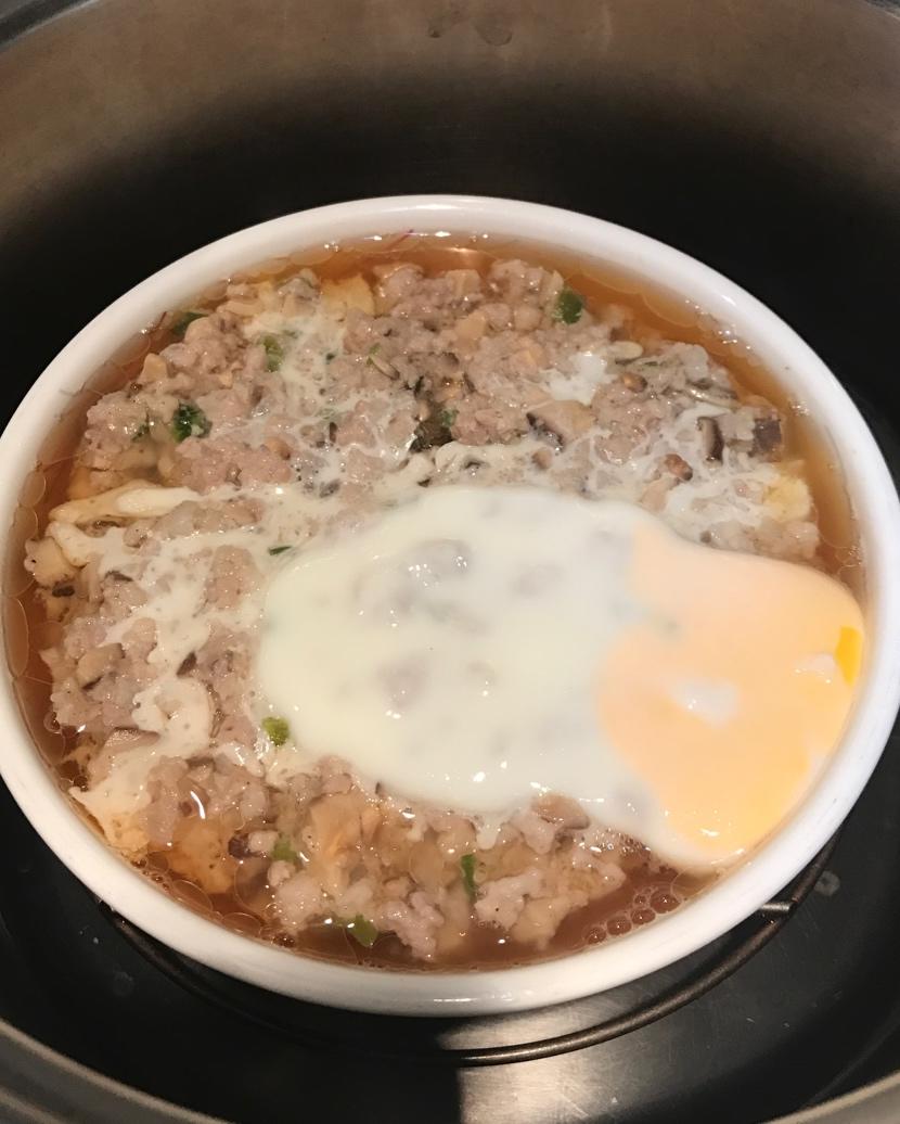 窝蛋香菇蒸肉饼