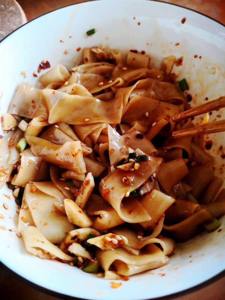 吃剩下的饺子皮用来做油泼面！好吃到流泪