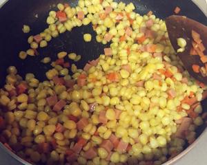 胡萝卜玉米粒的做法 步骤2