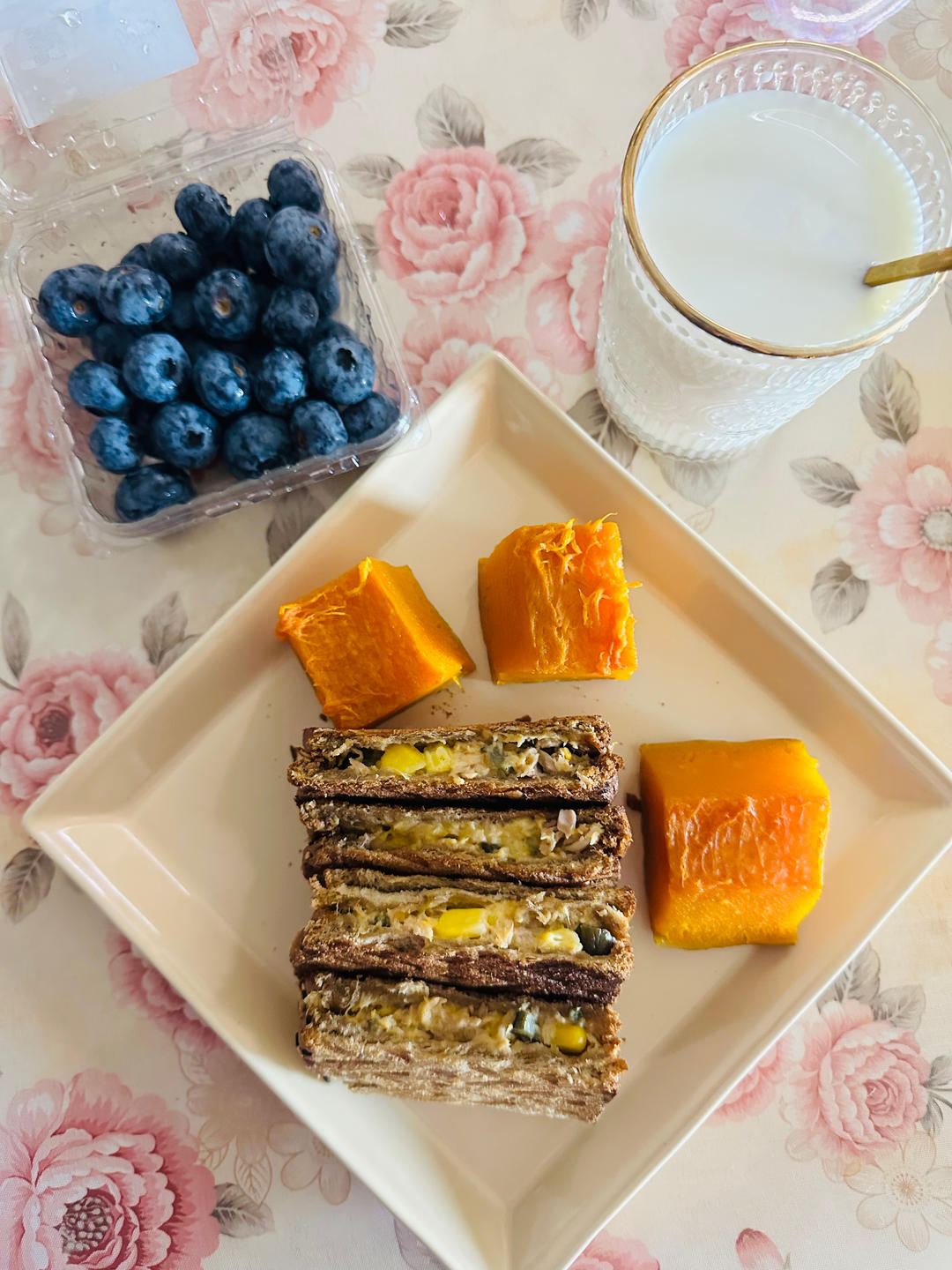 金枪鱼鸡蛋沙拉三明治