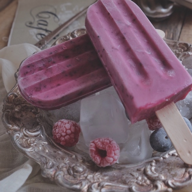 欢某某做的酸奶冻黑醋栗雪糕