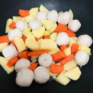 咖喱土豆红萝卜鱼丸的做法 步骤1