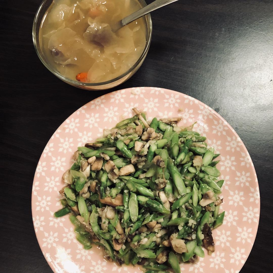 芦笋炒蘑菇