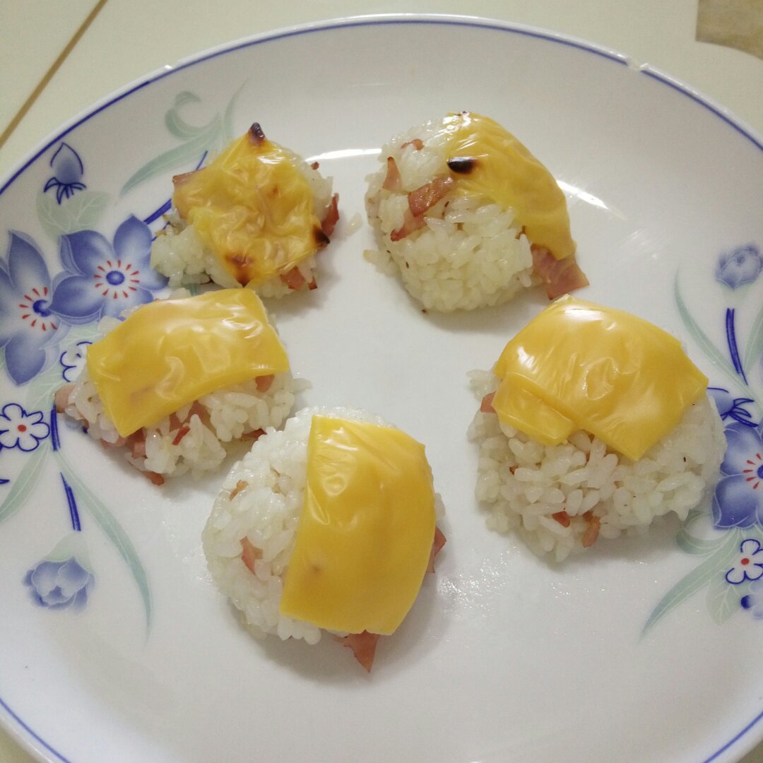 奶酪片烤饭团。