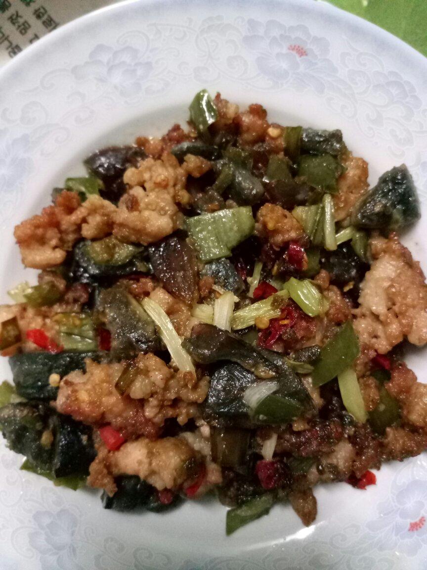 尖椒肉末炒皮蛋