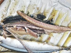 日式秋刀鱼饭サンマご飯的做法 步骤4