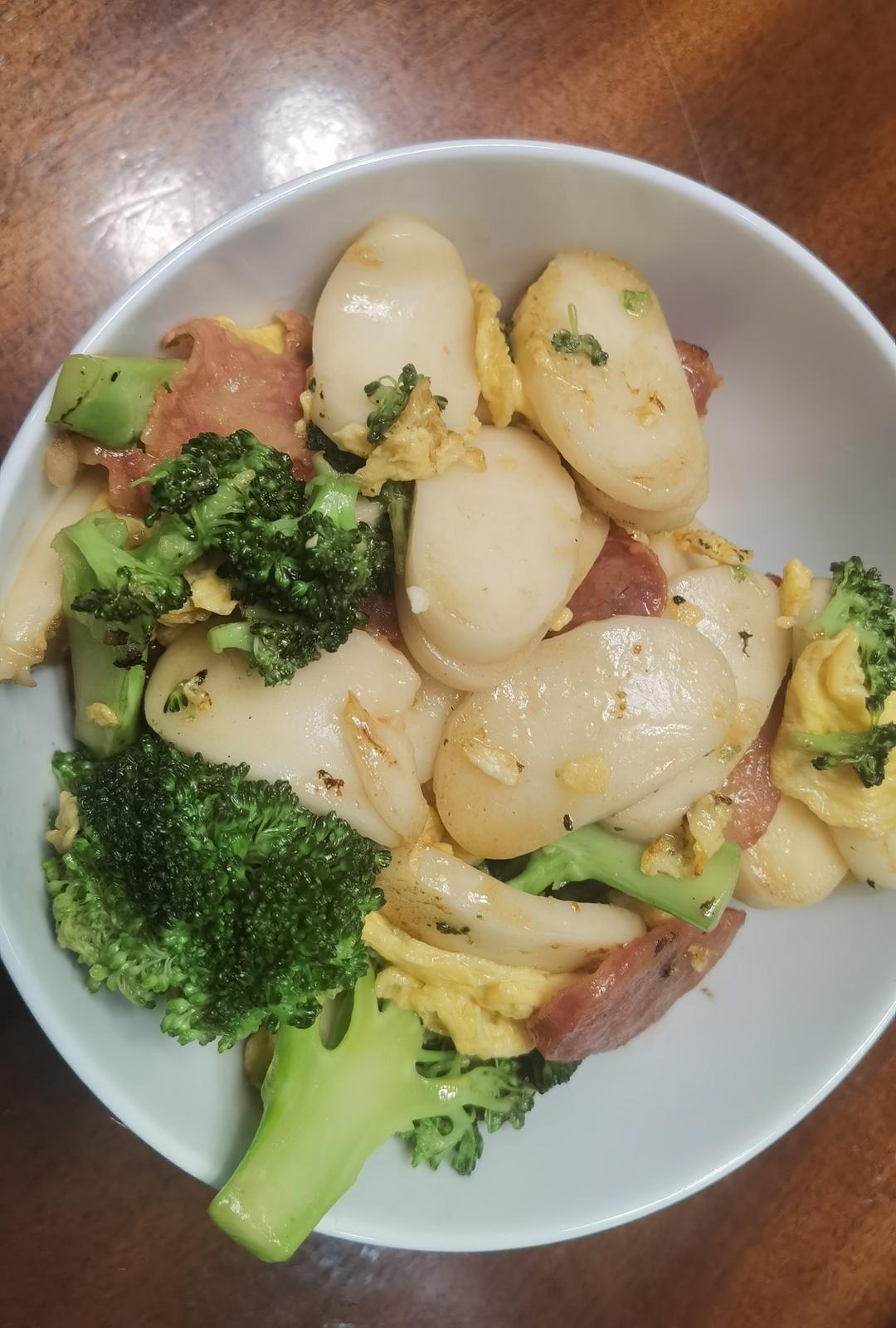 腊肠杂蔬炒年糕