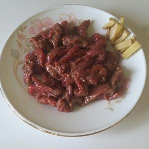 酸甜菠萝炒牛肉的做法 步骤2