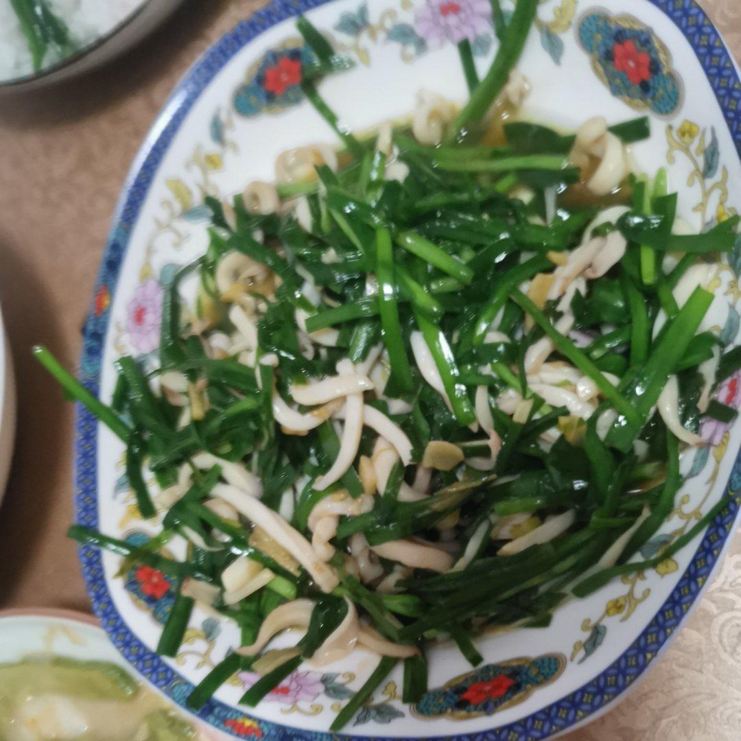 鲜嫩美味的韭菜炒鱿鱼