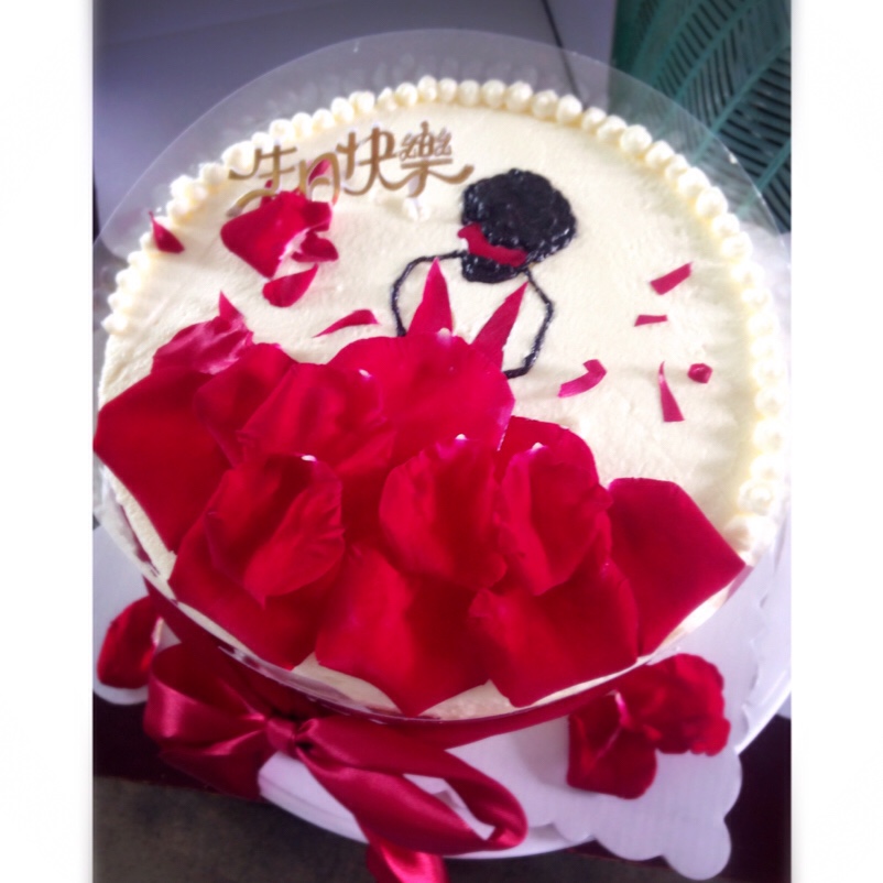 玫瑰花瓣生日蛋糕
