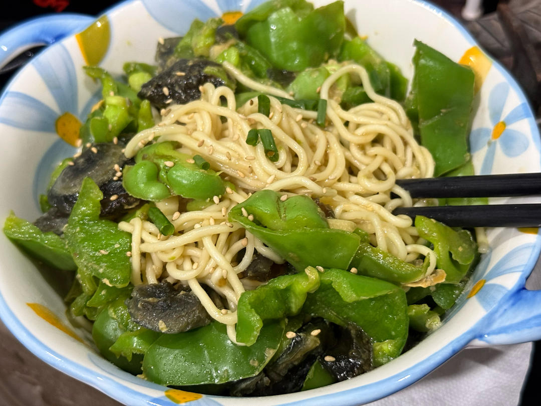 吃了不后悔：青椒皮蛋拌面！