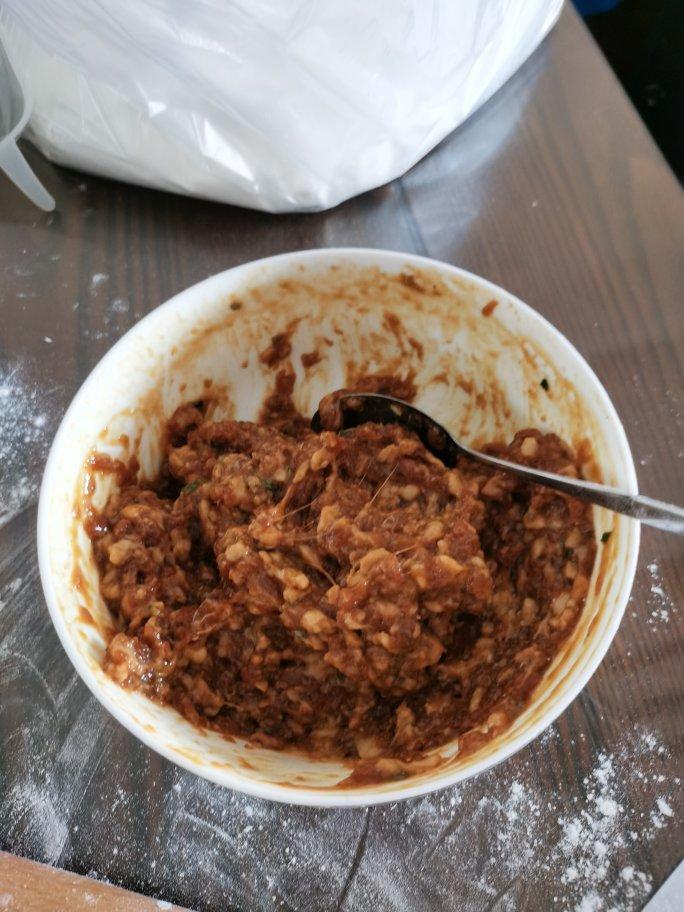 一口吃到很多肉的酱肉包