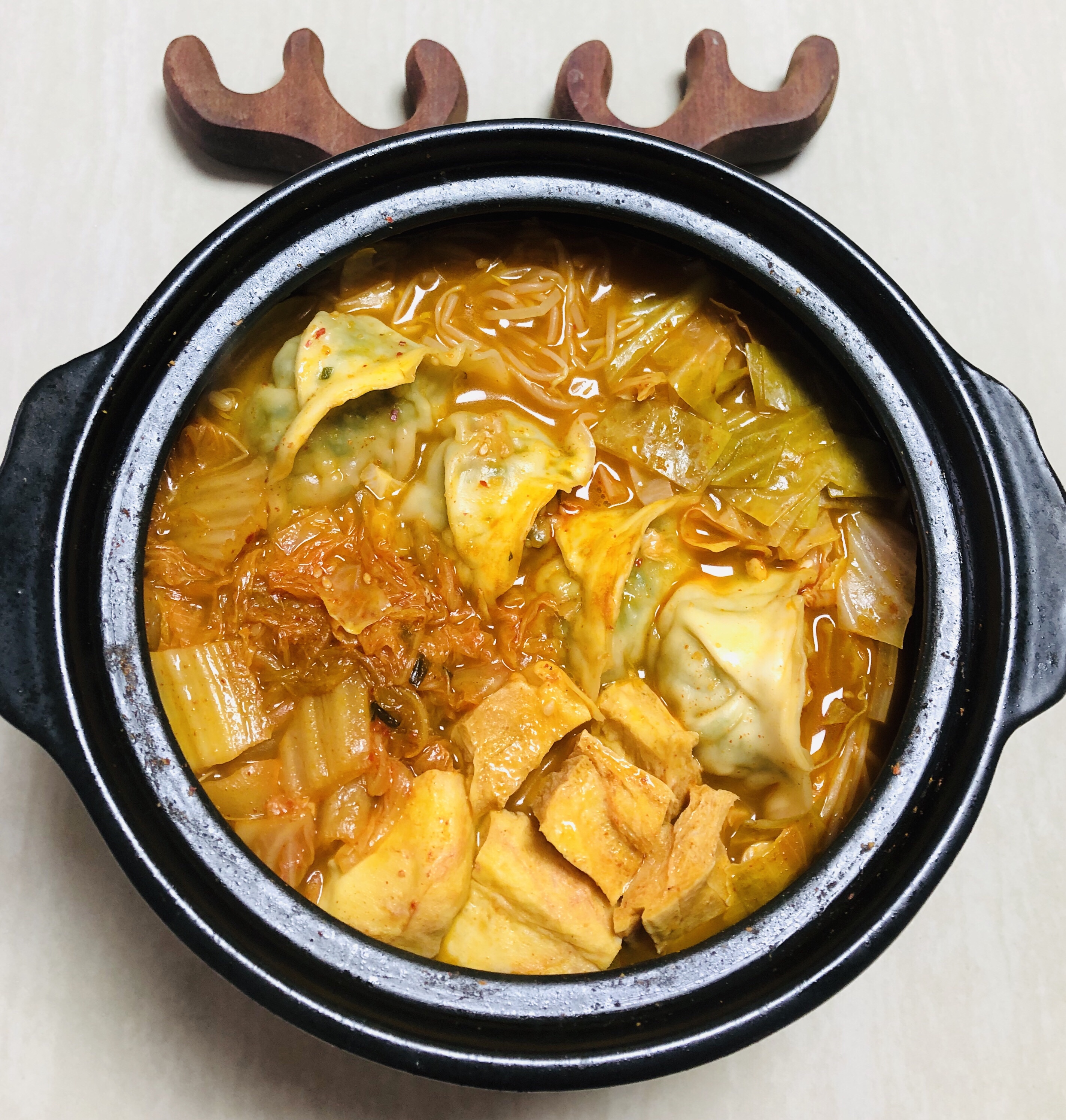 WANG木木's快手韩式部队锅风味泡菜饺子锅的做法