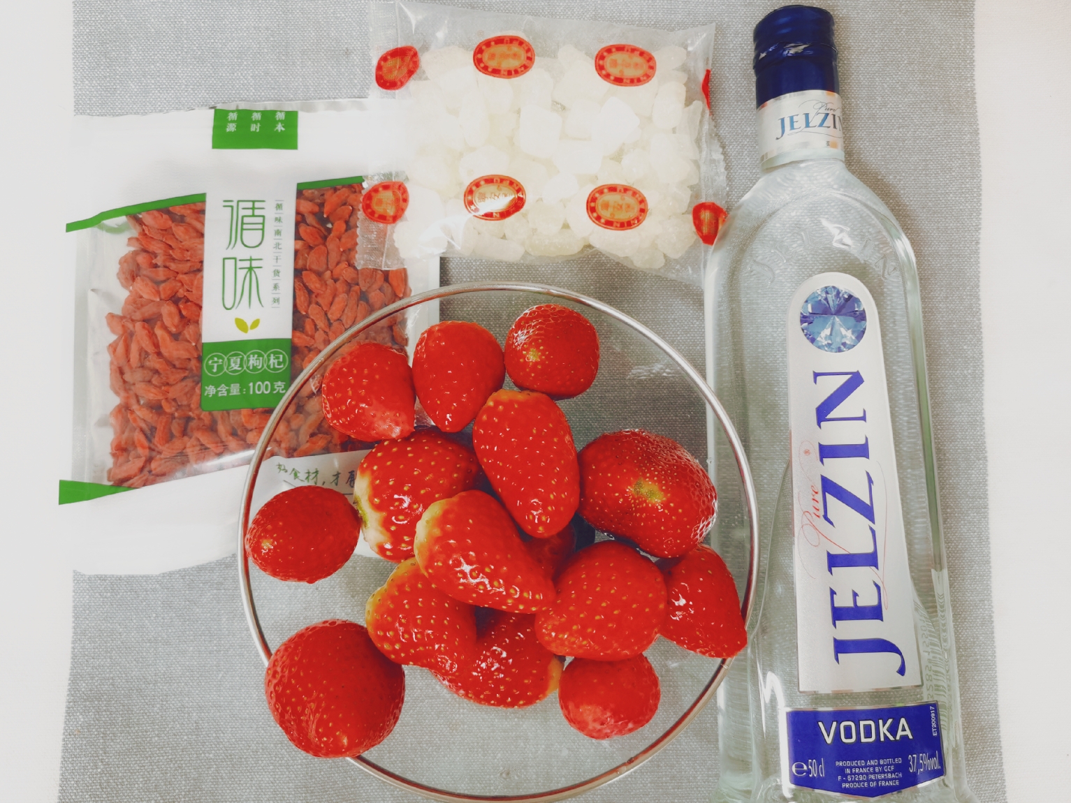 strawberry vodka             草莓伏特加的做法 步骤1