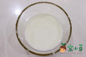 宝宝辅食：奶粉蛋黄布丁的做法 步骤1