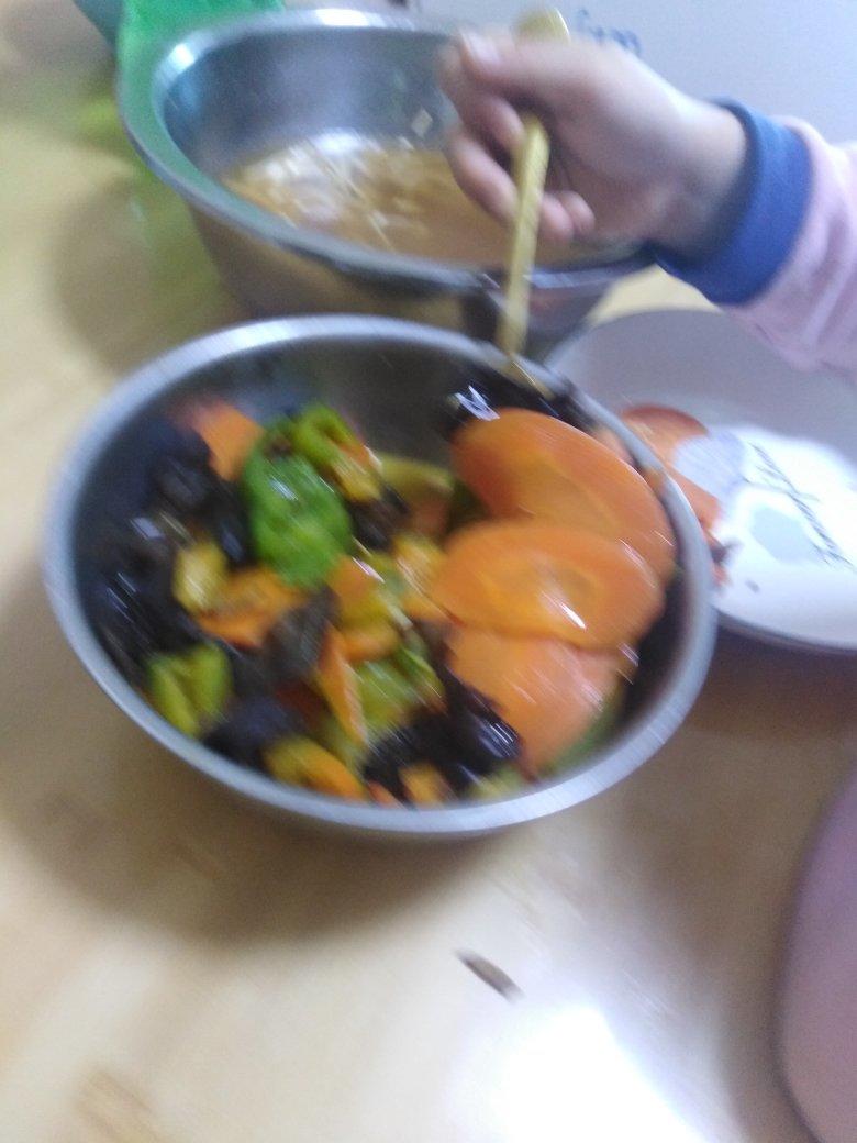 这么搭配也太香了！青椒胡萝卜木耳炒鸡蛋