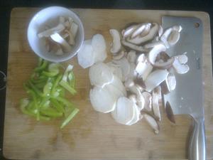 青椒干煸各种菇的做法 步骤2