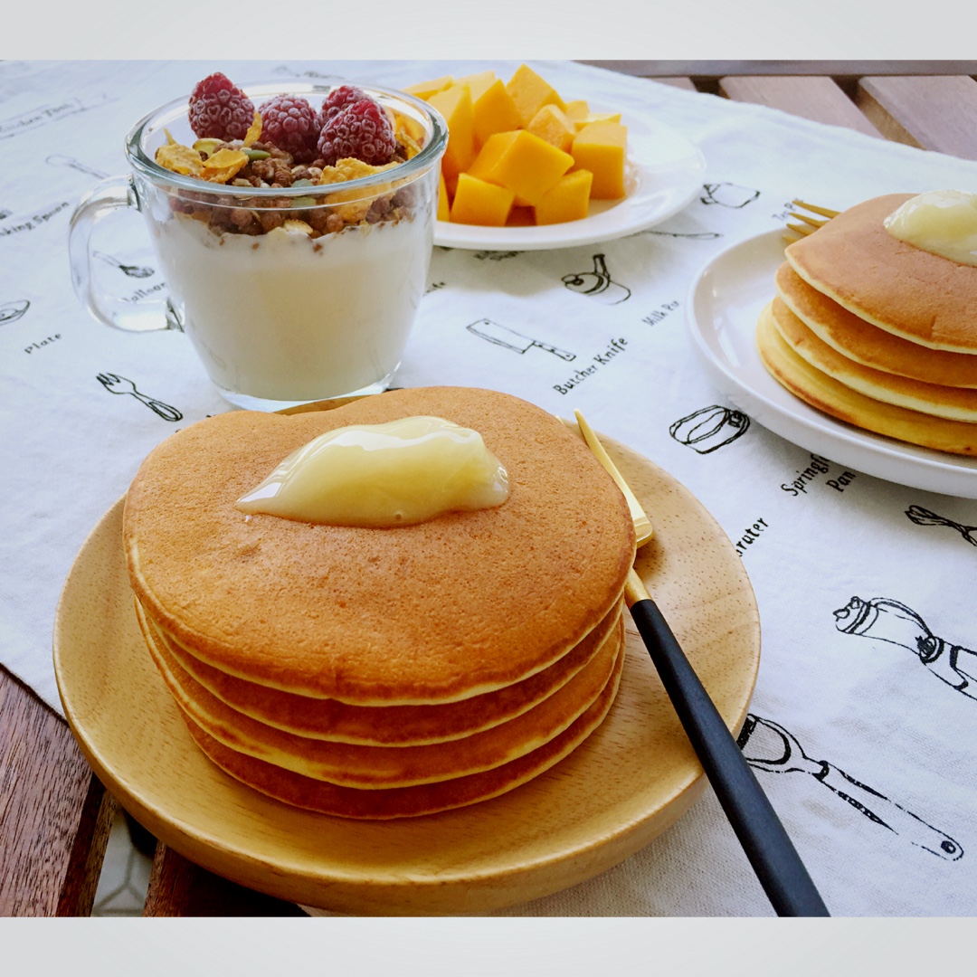 【酸奶松饼yogurt pancake】，搭上黑莓果酱和枫糖的美味。