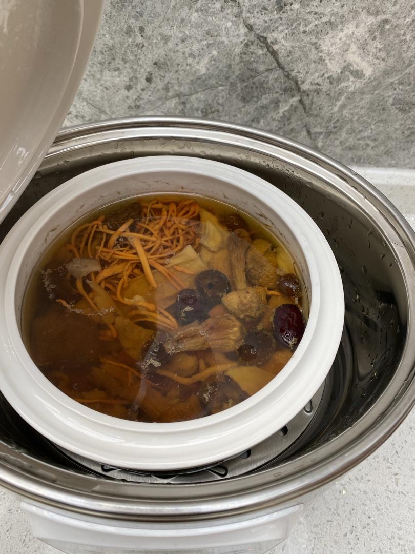 菌菇炖鸡汤