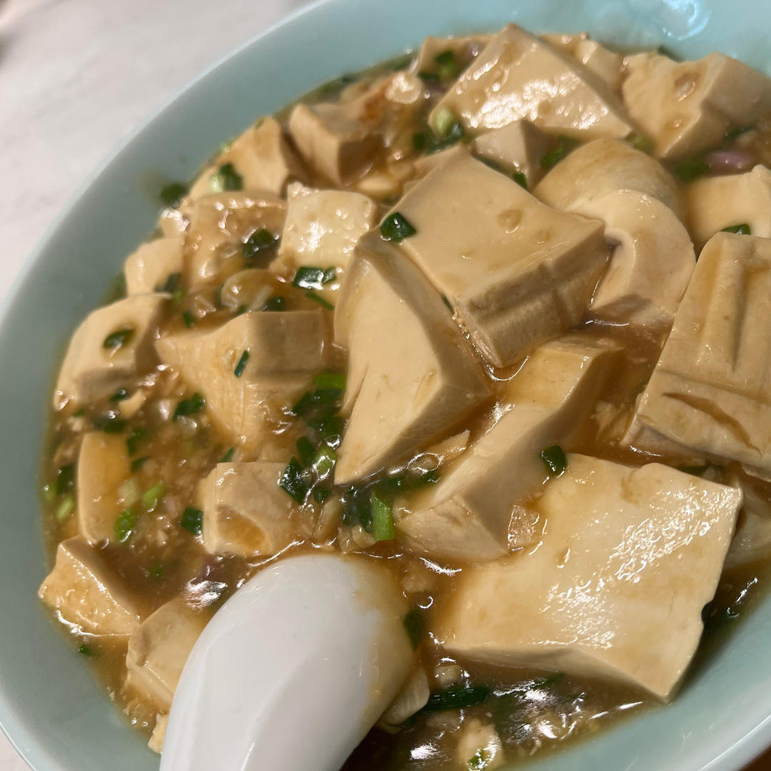 不放肉也超下饭的葱焖豆腐
