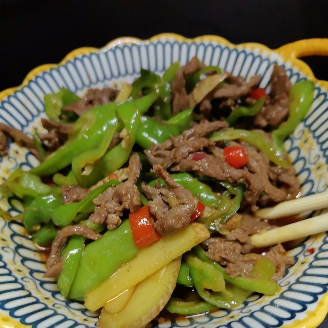 厨师长教你：“青椒牛肉丝”的家常做法，家乡的味道，先收藏了