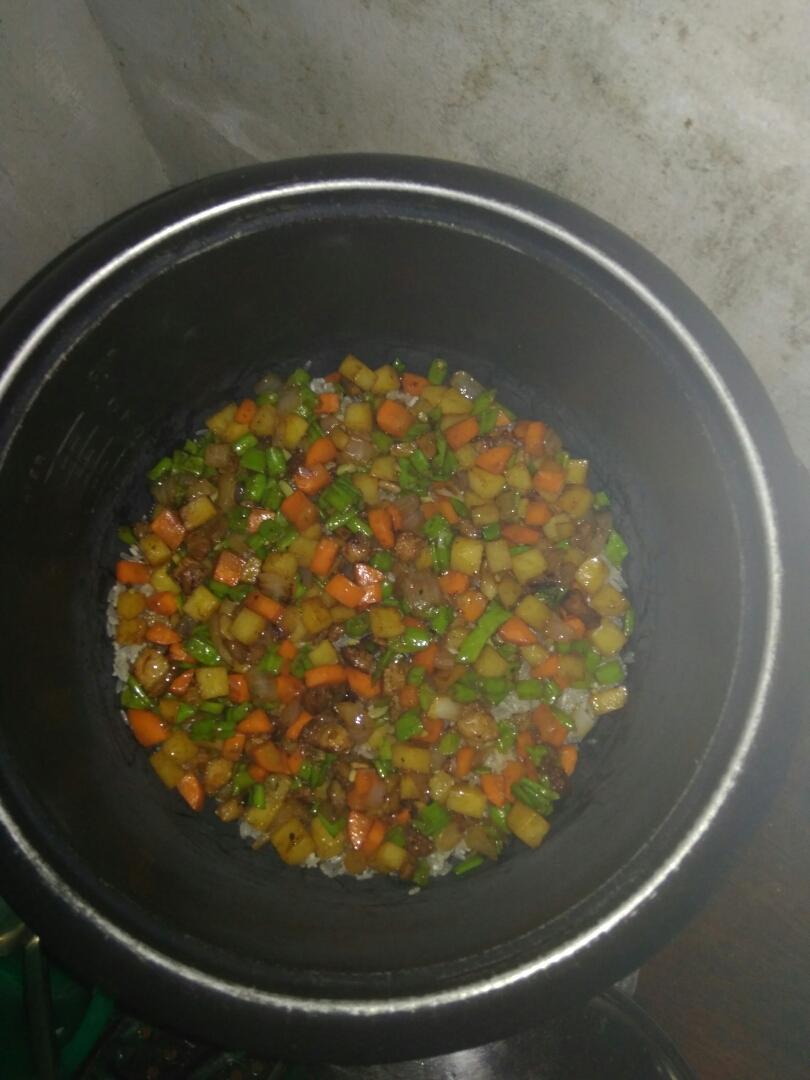 五花肉豆角焖饭