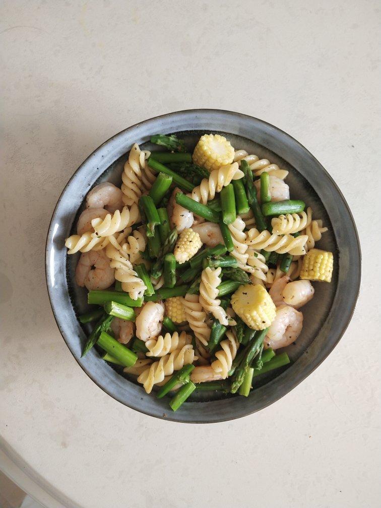 热量仅300kcal丨虾仁芦笋意大利面