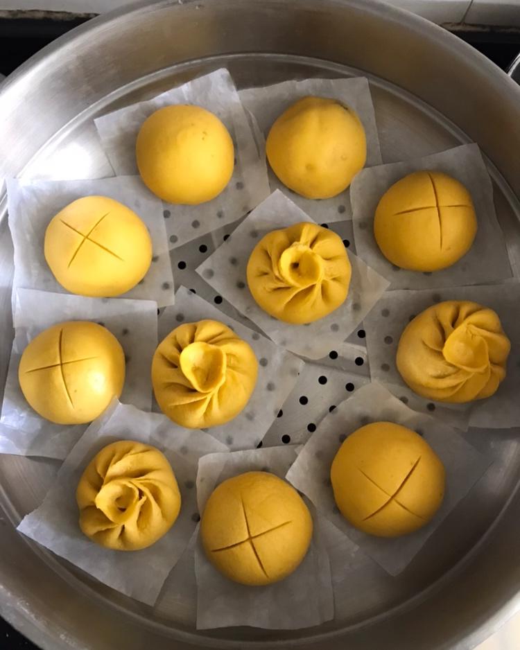 云朵般松软爆浆蜜汁叉烧包