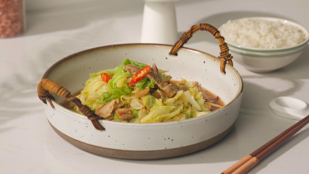 腊肠包菜的做法