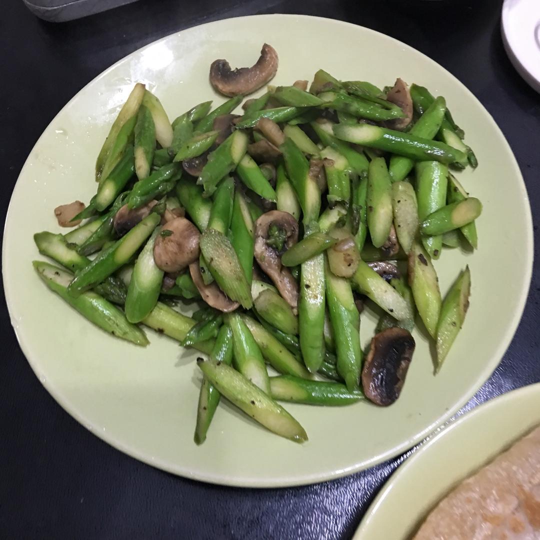 芦笋炒蘑菇