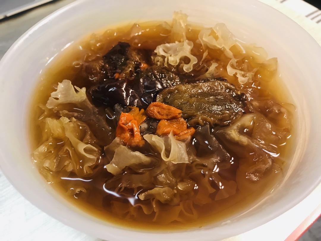 银耳红枣枸杞汤（电饭锅版）