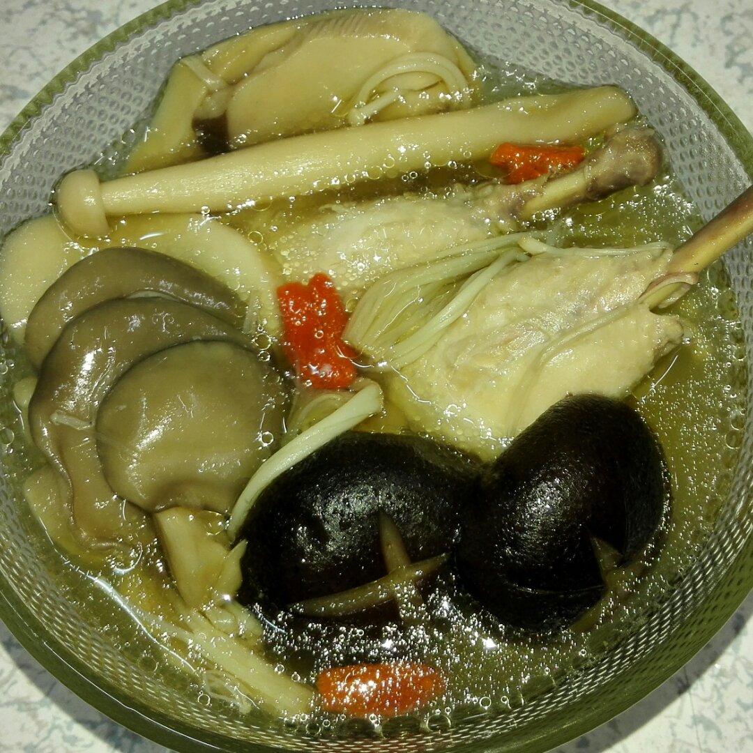 菌菇炖鸡汤