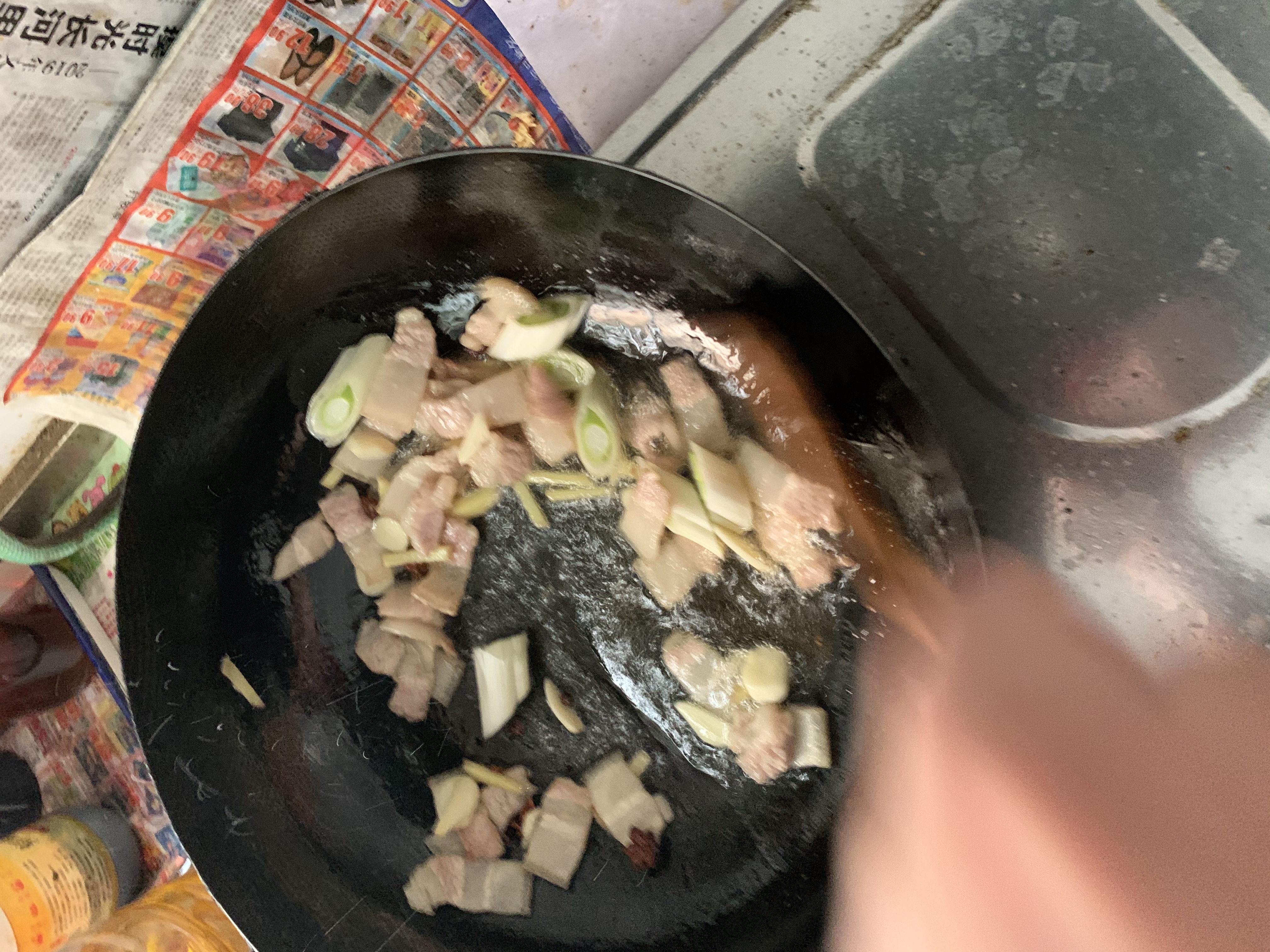 家常普通简单随意蘑菇炒肉的做法 步骤4