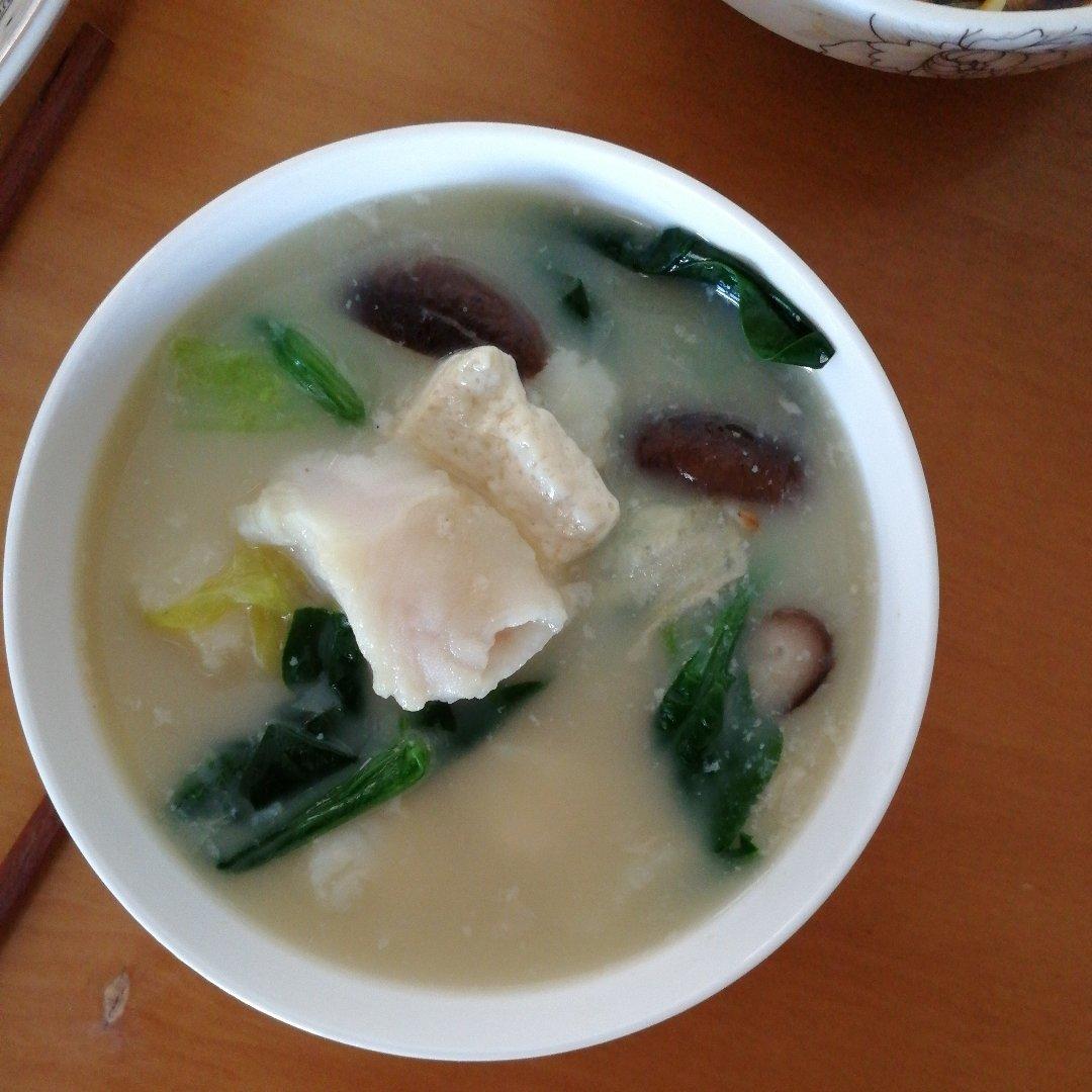 沙巴鱼（龙利鱼、鳕鱼）菌菇豆腐汤