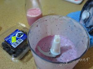 莓果奶昔【纯素】的做法 步骤4