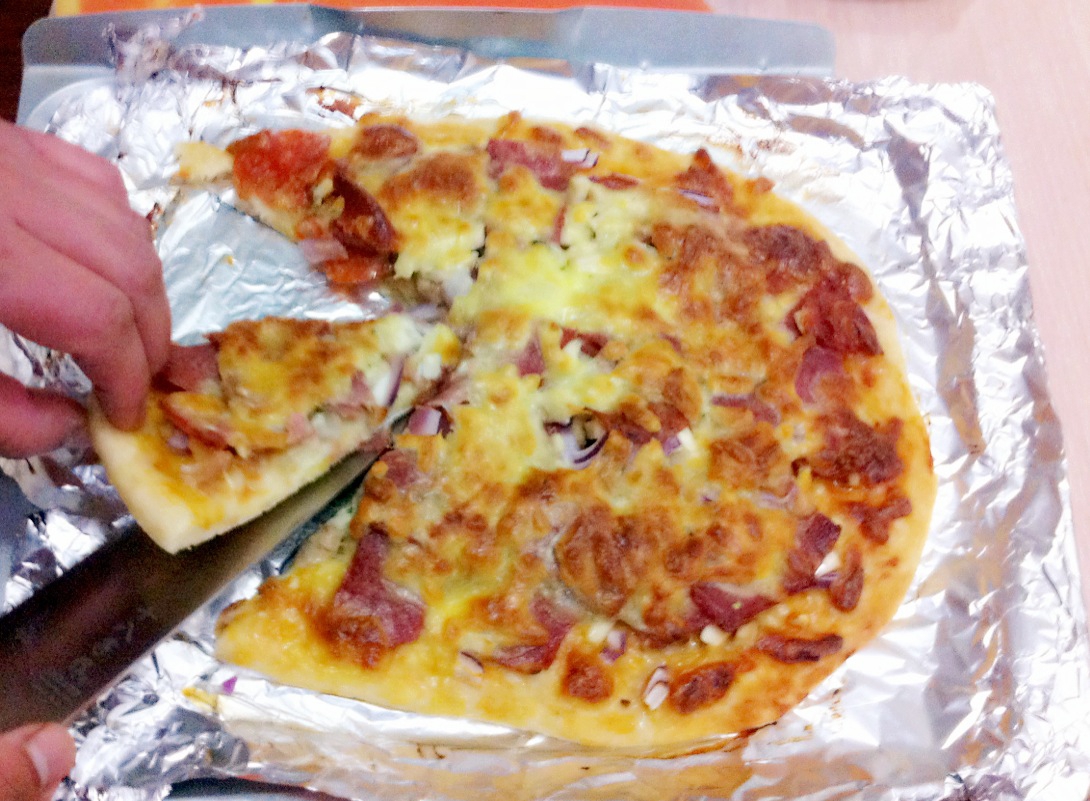 薄饼脆皮火腿pizza