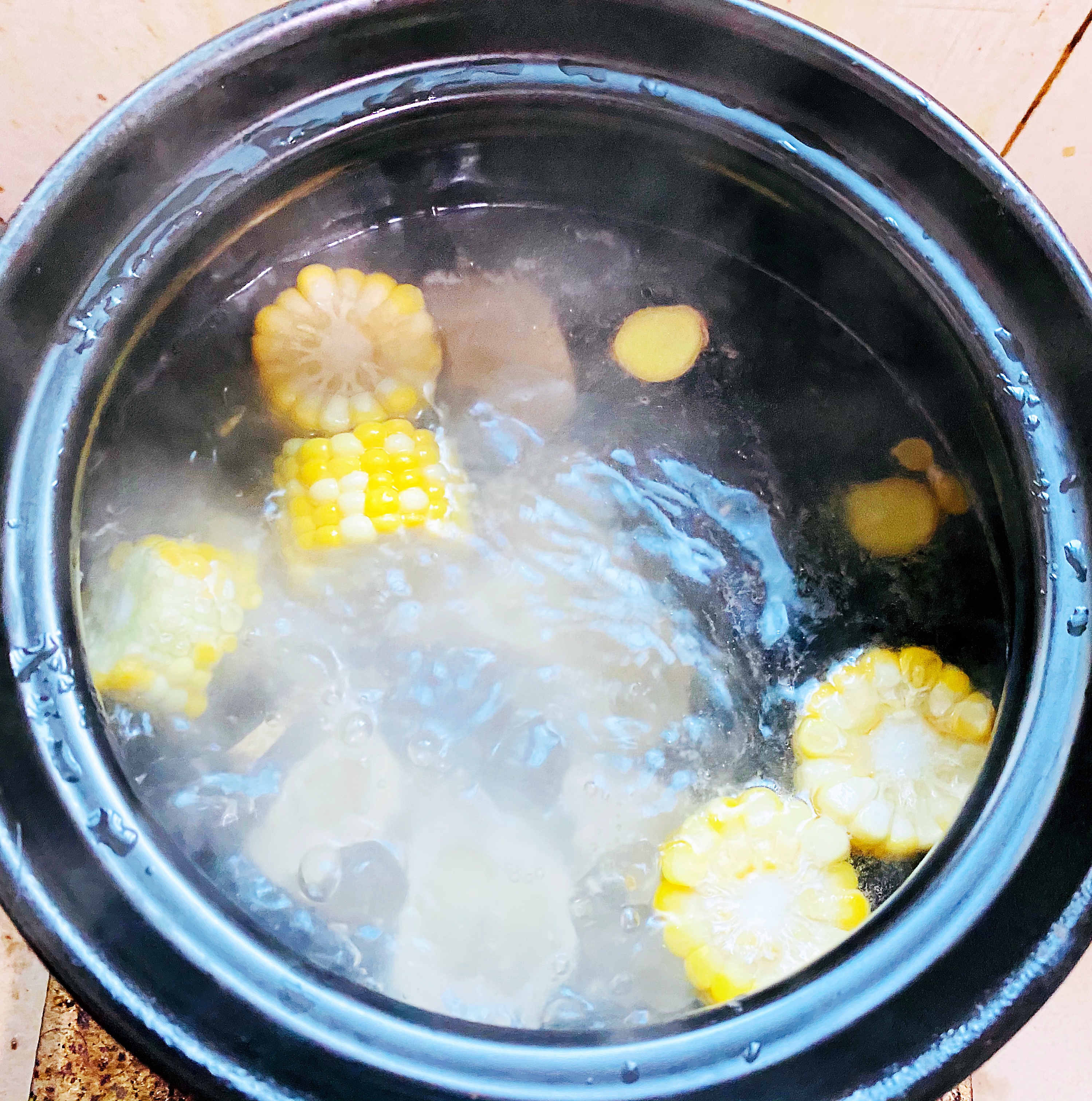 富含营养的冬季滋补汤～竹荪玉米牛棒骨汤的做法 步骤5