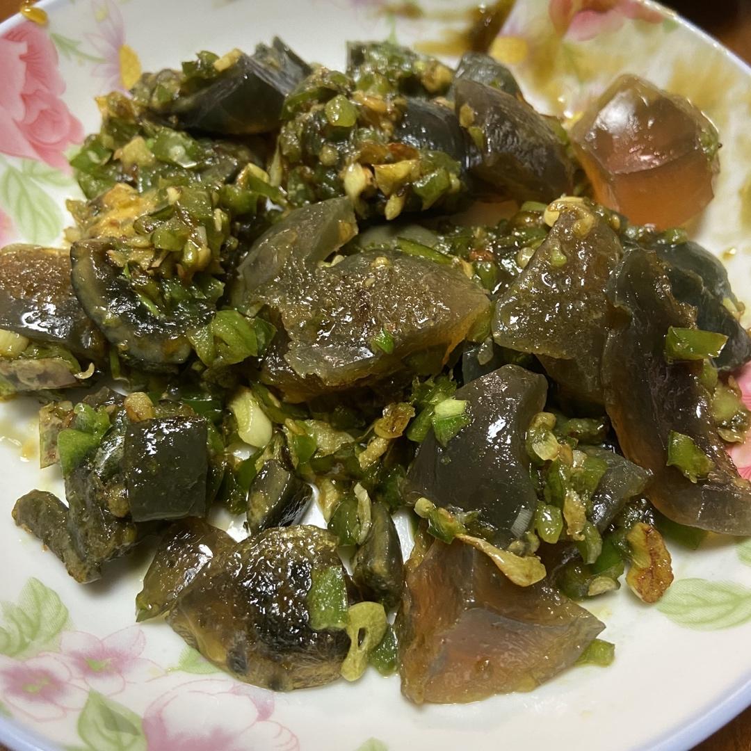 一份裹着青椒蒜末香的皮蛋，吃的连渣都不剩的青椒炒皮蛋
