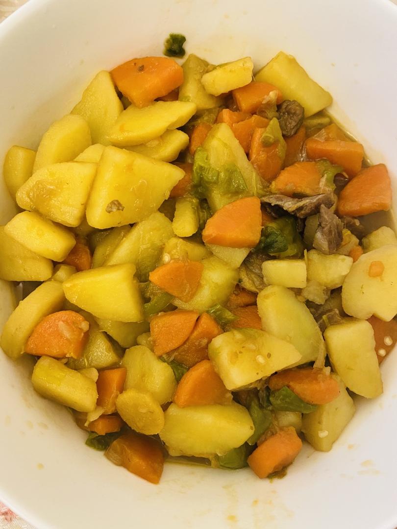 土豆胡萝卜炒肉丁