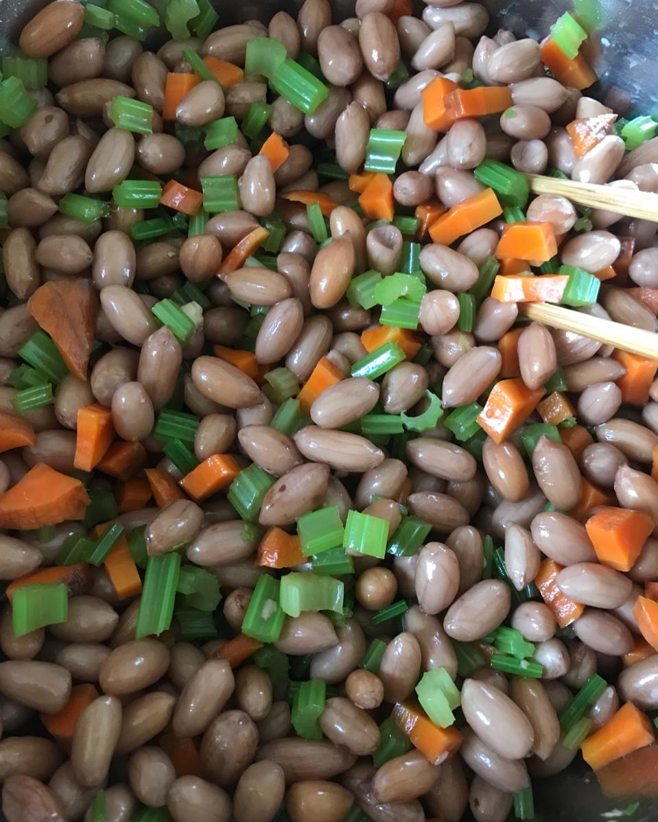 凉拌芹菜花生米胡萝卜