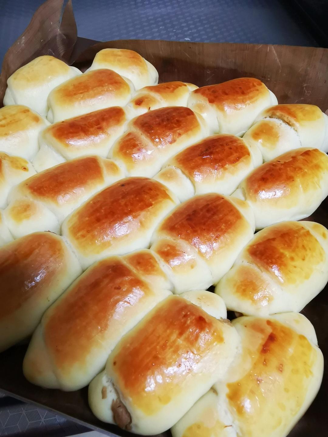 又香又软又拉丝，咬一口奶香十足！超治愈的淡奶油波兰种小餐包