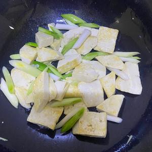 蒜苗豆腐的做法 步骤4