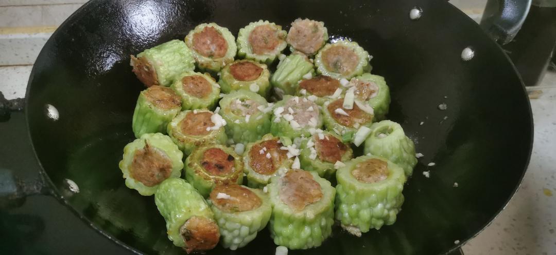 外婆灌苦瓜
