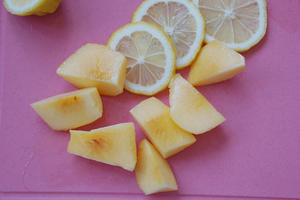 黄桃柠檬气泡水的做法 步骤2